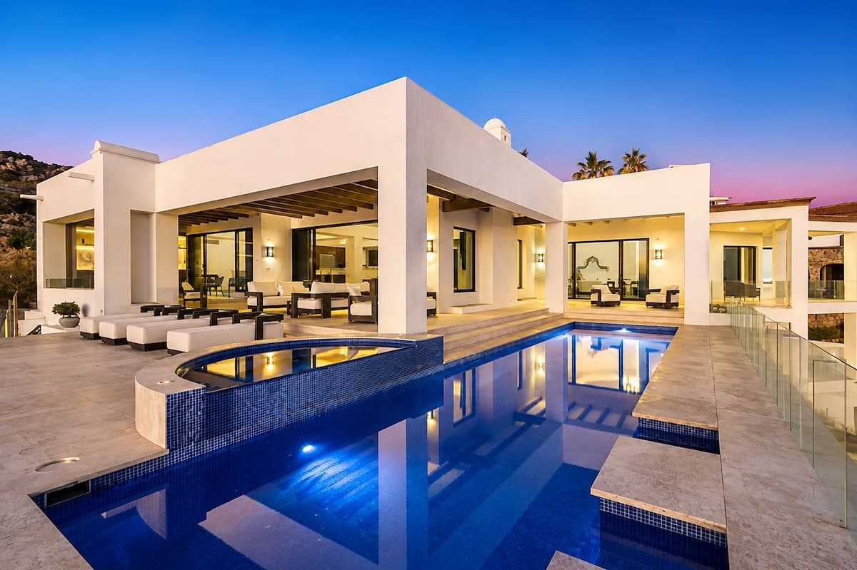 Pool and jacuzzi at Villa Siempre Azul